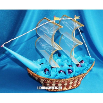 Корабль из конфет Синева
