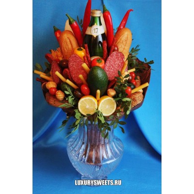 Мужской букет-закуска из колбасы, овощей и напитка Бумажный кардинал