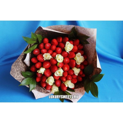Букет из клубники и белых роз Экзотик