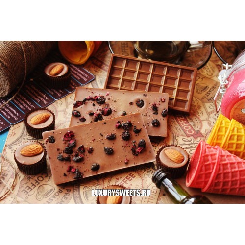 Молочный шоколад ручной работы с добавлением черники и малины 50 г