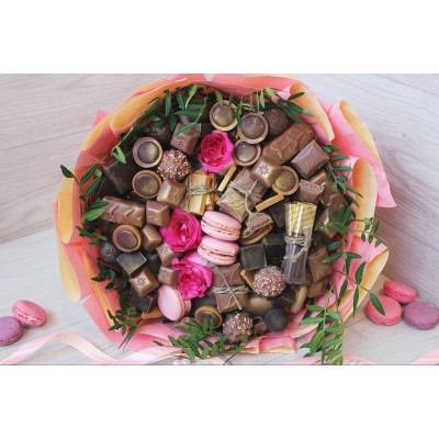 Букет из конфет, шоколада и роз Монте Карло