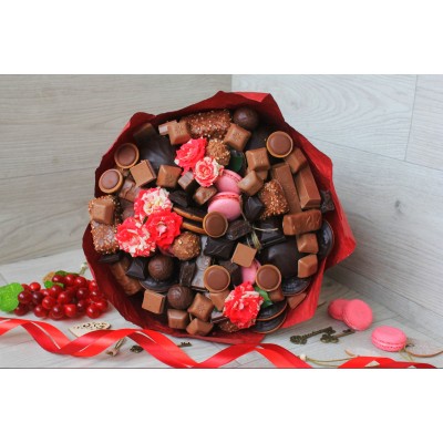 Букет из конфет, шоколада и роз Монте Карло
