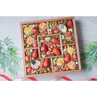 Подарочный набор в деревянном ящике Бокс из орехов и клубники Вкусные эмоции 12