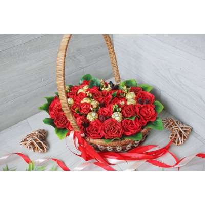 Фруктовая корзина с розами из яблочных фрипсов и конфет Фламенко 